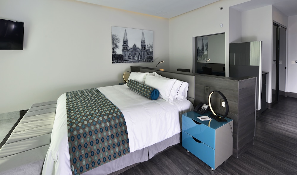 Deluxe Room, 1 King Bed photo 2
