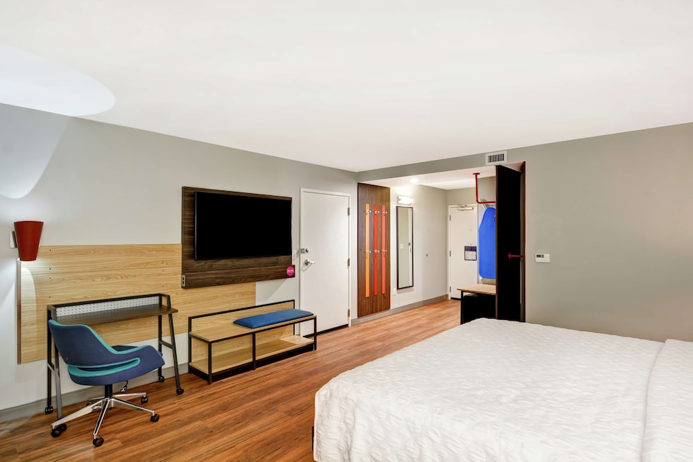 Room, 1 King Bed, Accessible (Roll-in Shower, Hearing) - Photo 3