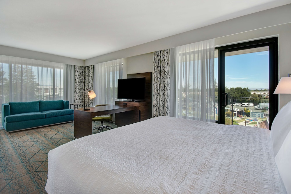 Standard Suite, 1 King Bed, Accessible, Balcony - Photo 2