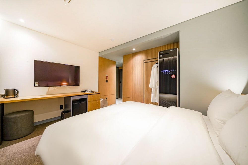 Standard Double - OTT free viewing, Latex motion bed, Bathtub, Safe, Free parking - Photo 7