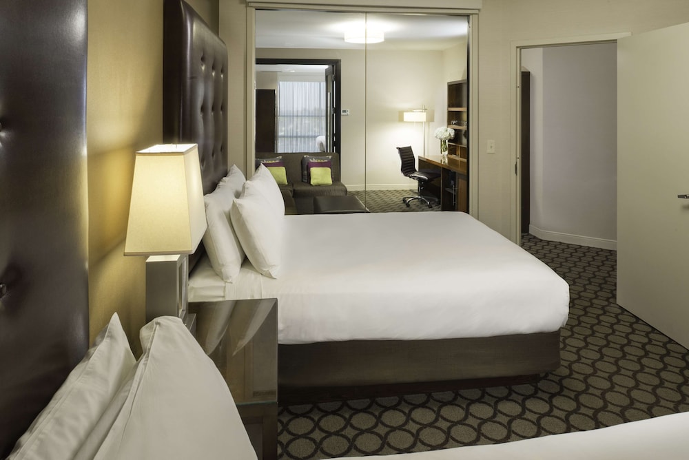 Suite, 2 Bedrooms (1 King Bed and 2 Queen Beds) - Photo 4