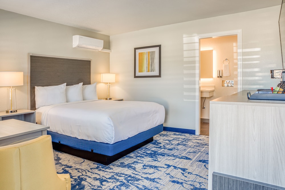 Deluxe Room, 1 Queen Bed, Non Smoking photo 2