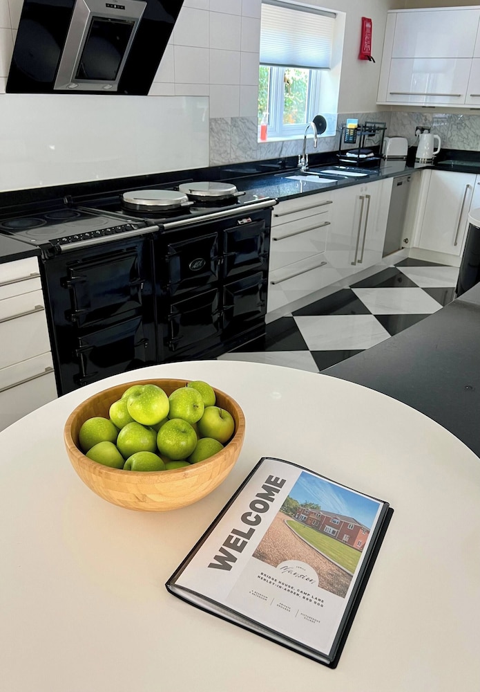 Stratford 4 BR Family Mansion With Pool, Gym & BBQ, Photo 35