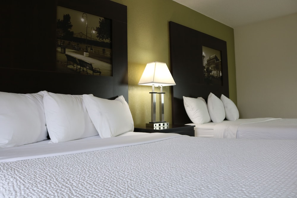 Room, 2 Queen Beds, Accessible, Non Smoking (Mobility) - Photo 4