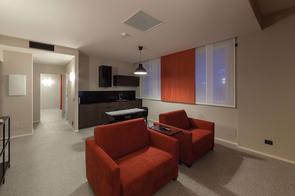 Family Room, 1 Queen Bed, Non Smoking, Balcony (with Two Single SofaBeds) - Photo 8