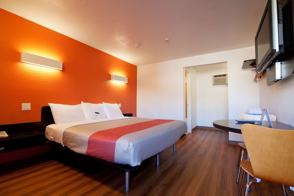 Deluxe Room, 1 King Bed, Non Smoking, Kitchenette photo 2