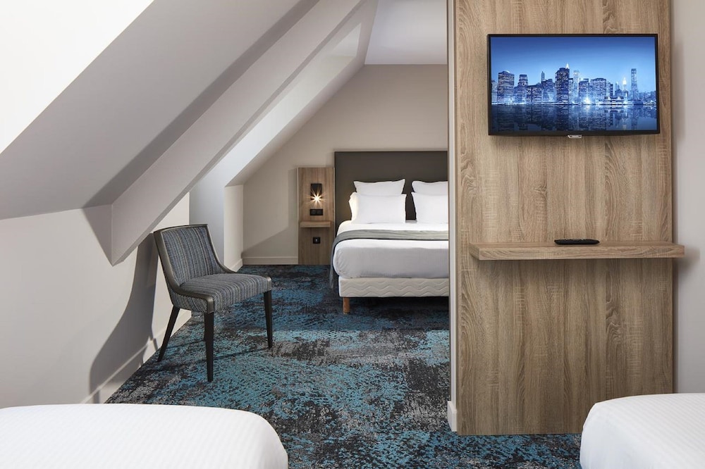 Quadruple Room, 1 Queen Bed with Sofa bed thumbnail 5