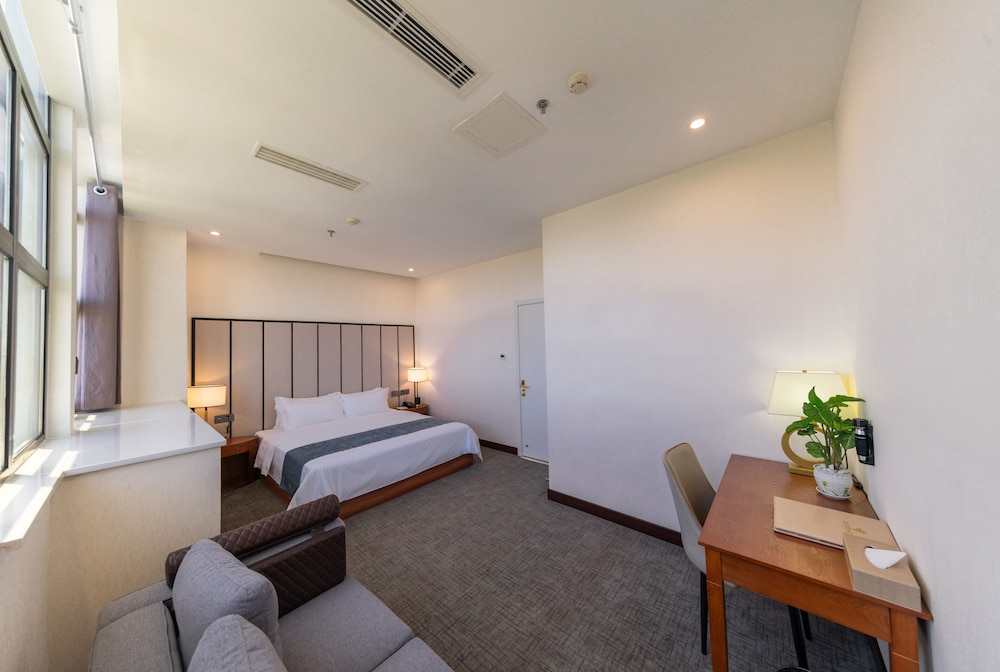 Suite, 1 Bedroom - Photo 1