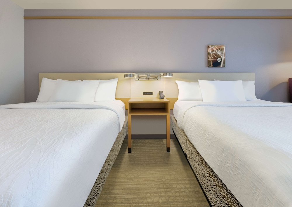 Room, 2 Queen Beds, Accessible, Bathtub - Photo 4