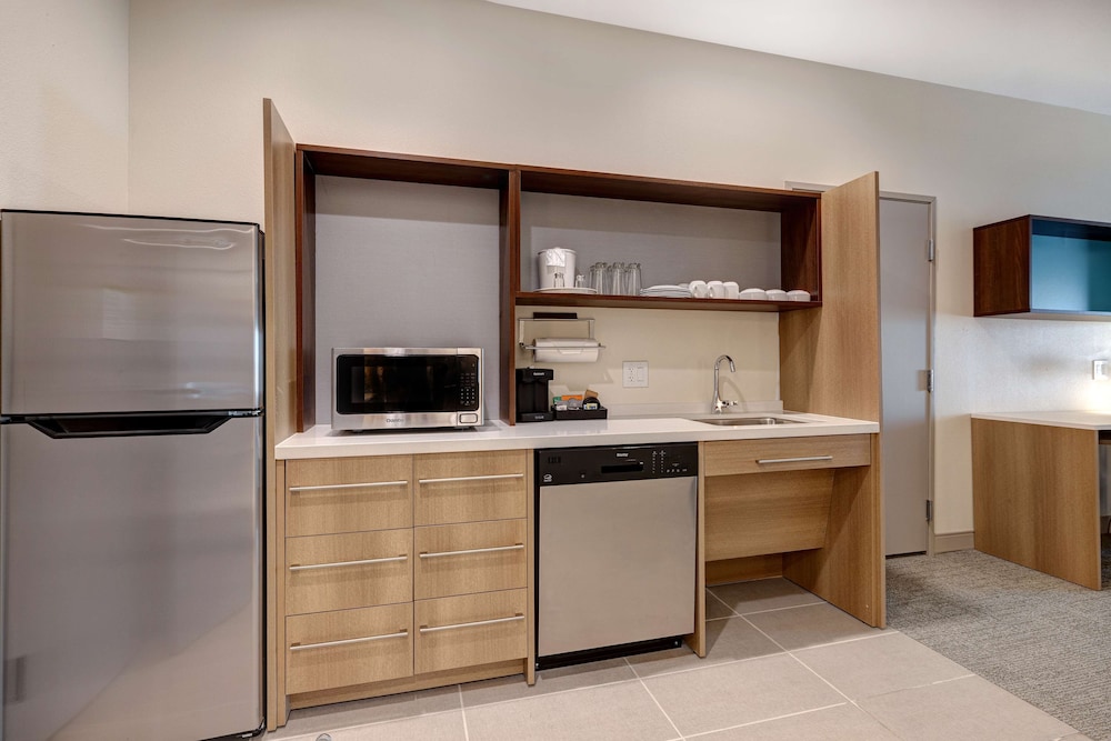 Studio, 1 King Bed, Accessible (Roll-In Shower) - Photo 4