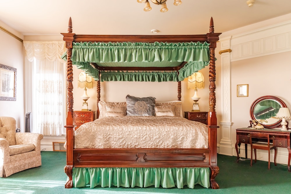Deluxe Suite, 1 King Bed, Non Smoking, Bathtub
