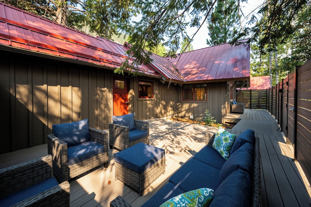 Steller's Jay Cabin