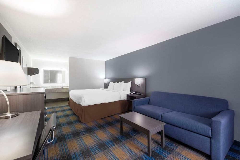 Standard Room, 1 King Bed with Sofa bed, Non Smoking - Photo 2