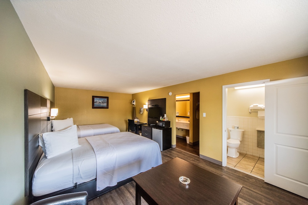Deluxe Room, 2 Queen Beds, Smoking