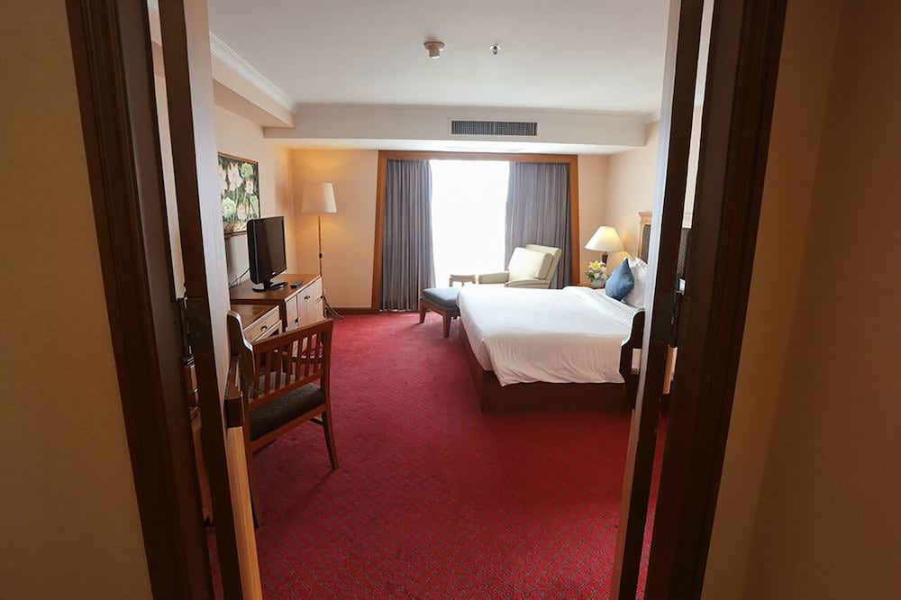 One-Bedroom Suite - Photo 3