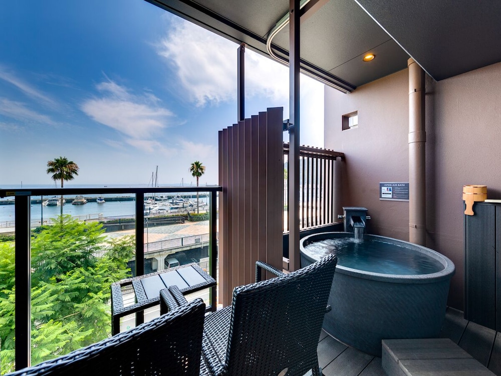 [Western Modern Japanese-Western Room] 35m²  + Private Terrace 7m², Shigaraki-yaki Open-air Bath - Photo 3