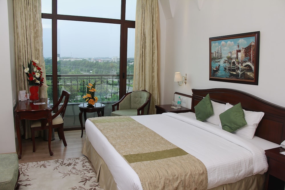 Deluxe Room, 1 King Bed, City View (Deluxe Double) - Photo 2