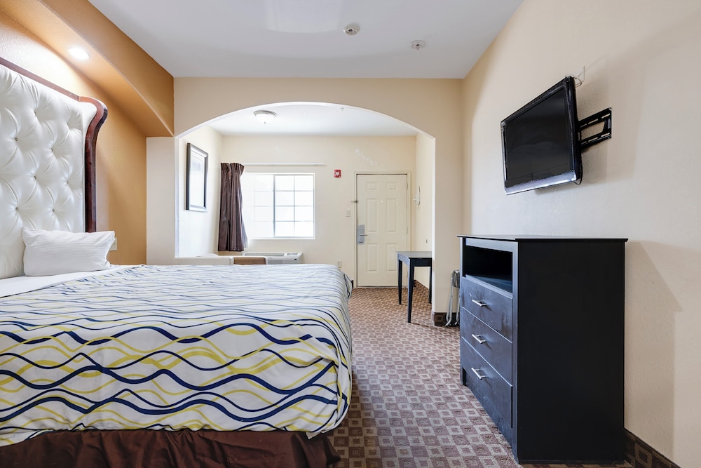 King Bed Accessible with Kitchenette - Photo 2