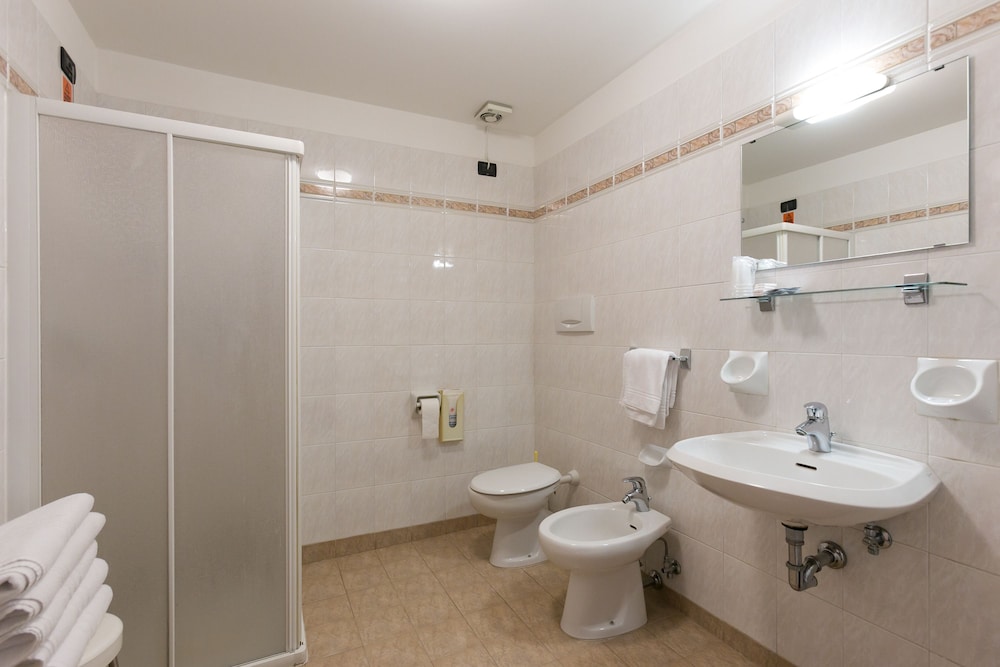 Standard Quadruple Room - Photo 7