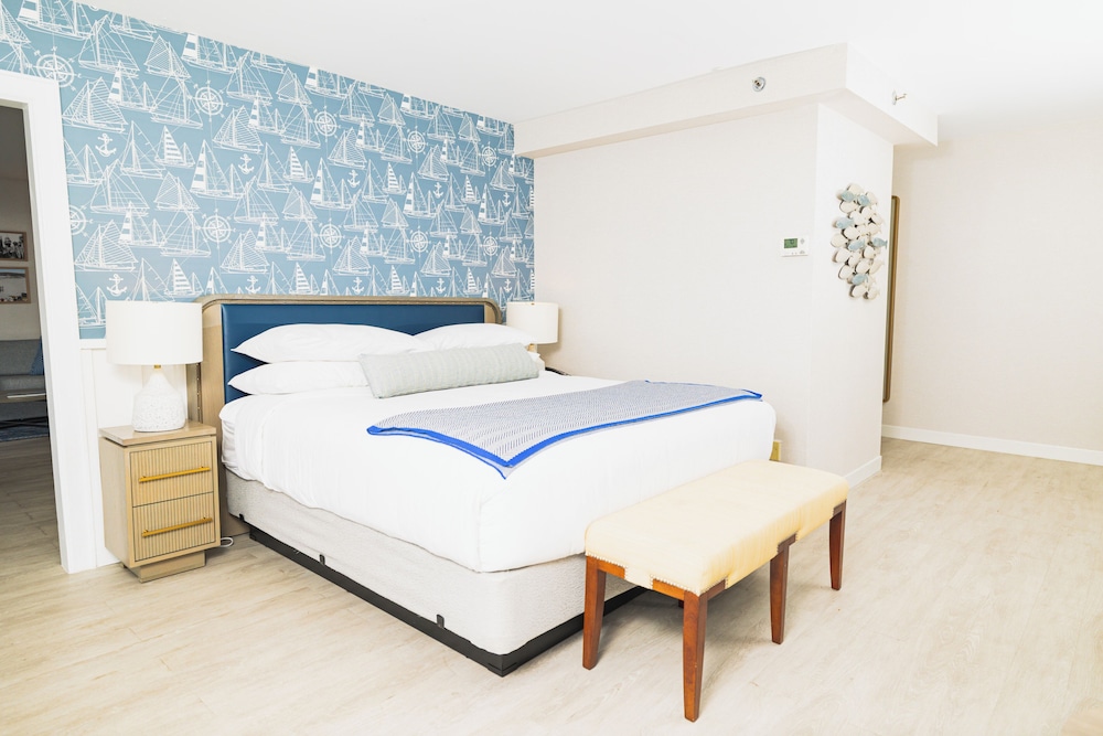 Deluxe Studio Suite, 1 King Bed with Sofa bed, Harbor View - Photo 2