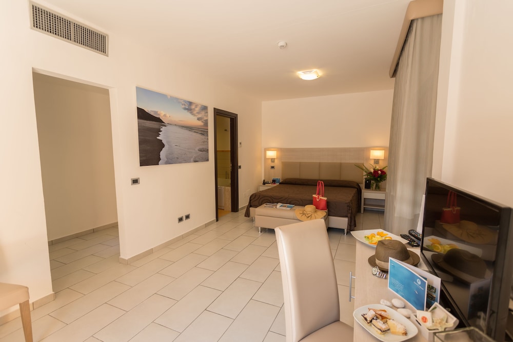 Classic Triple Room (2 adults+ 1 child) photo 3
