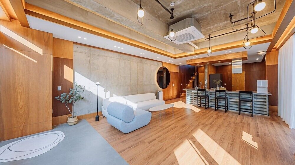 Room (Room 10)