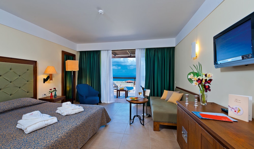 Superior Double or Twin Room, Sea View - Photo 1