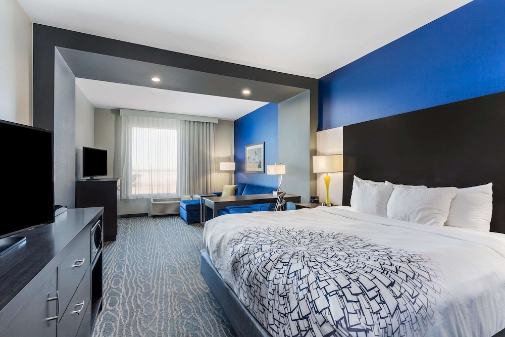 Deluxe Room, 1 King Bed, Non Smoking photo 3