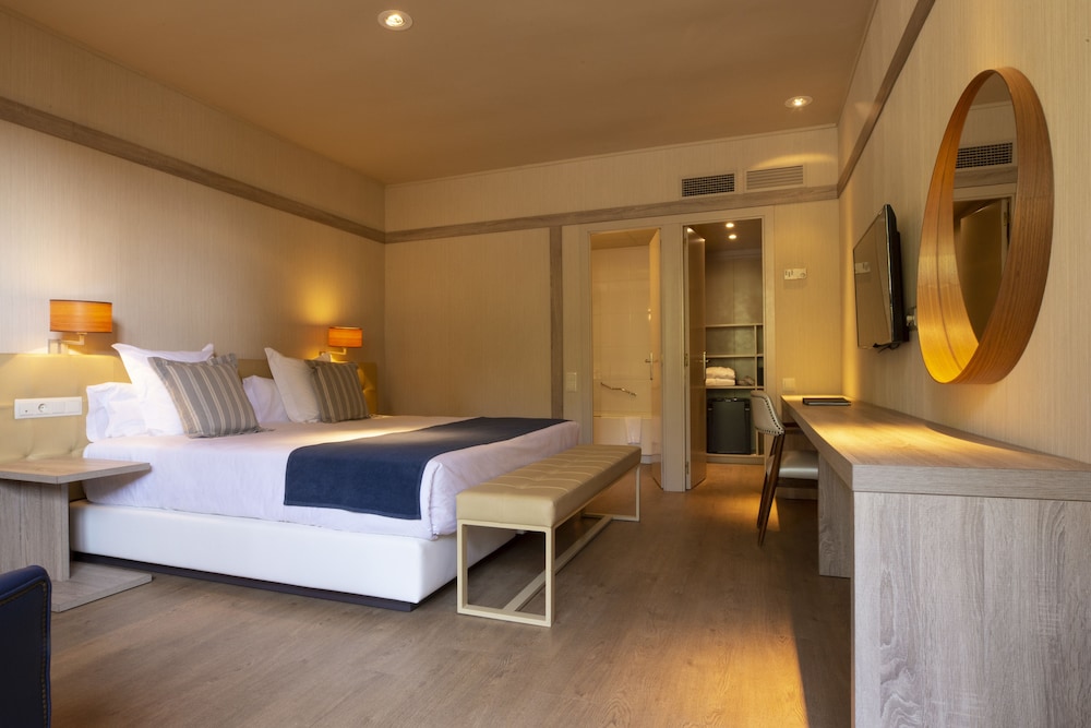 Deluxe Room, Terrace, Garden View
