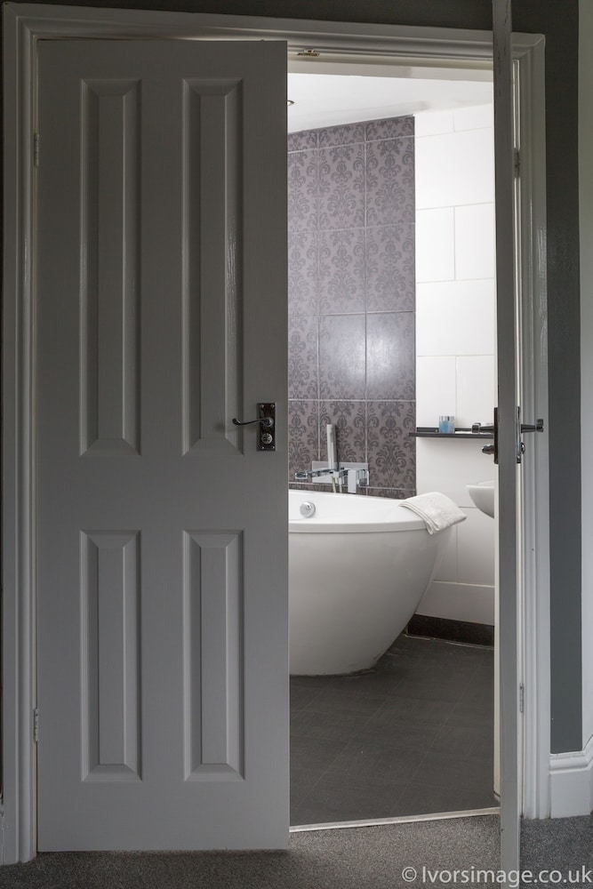 Suite, Ensuite (Master) - Photo 3