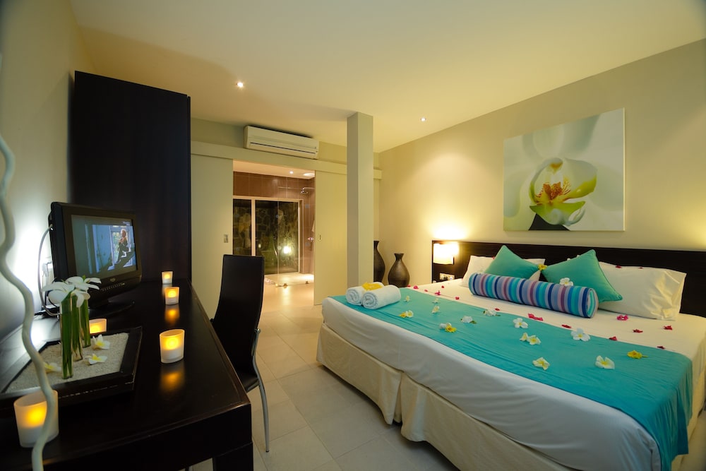 Room, Pool View