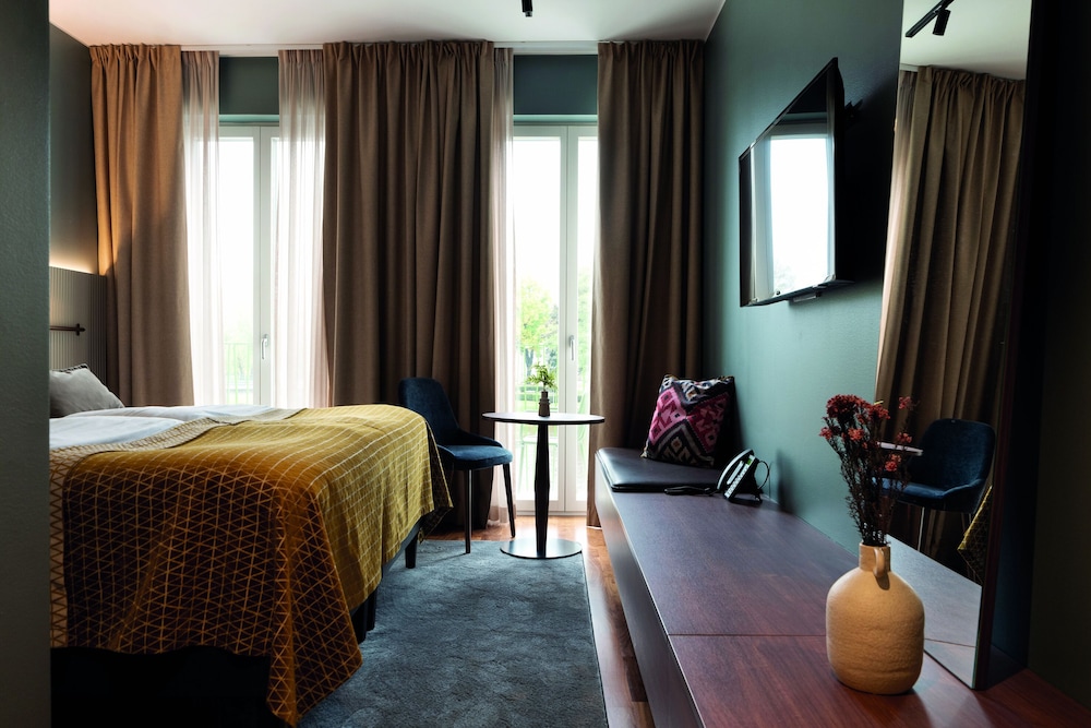 Superior Double Room, River View - Photo 4
