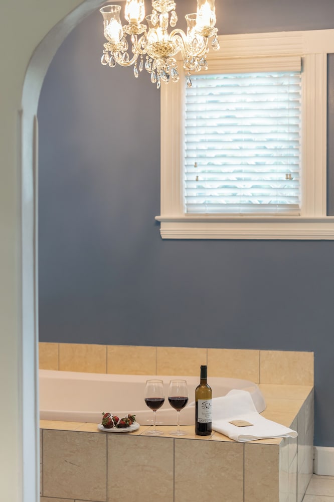 Luxury Suite, 1 King Bed, Jetted Tub photo 2