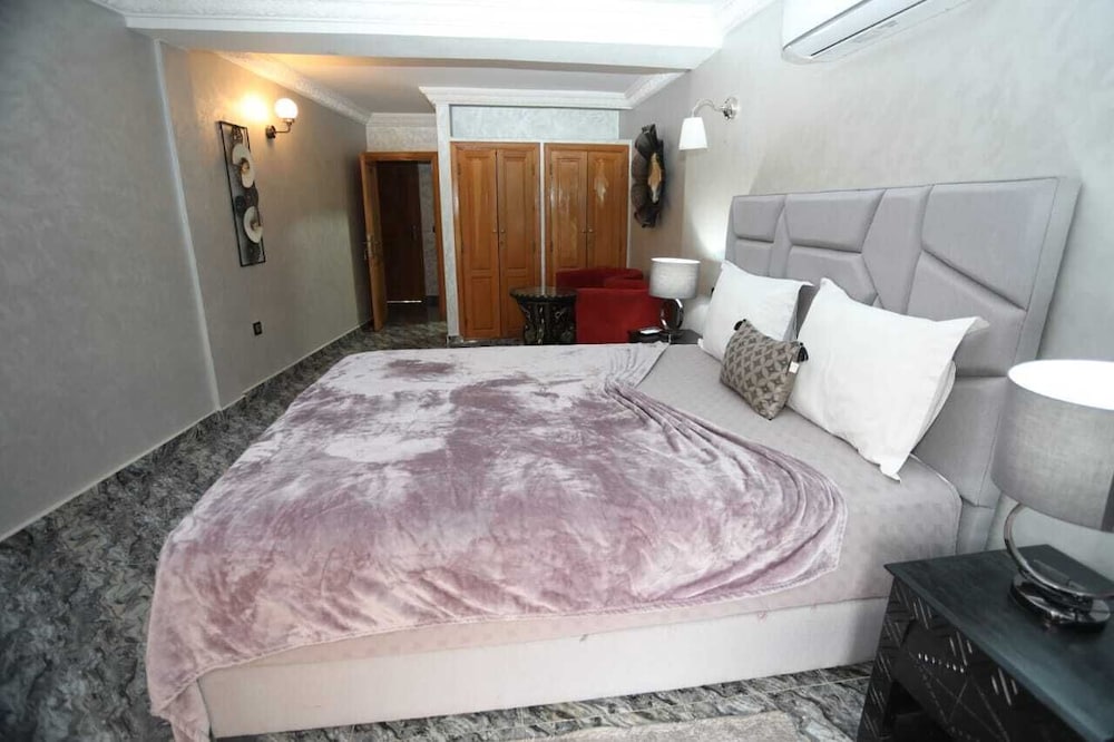 Comfort Suite, 1 King Bed, Garden View