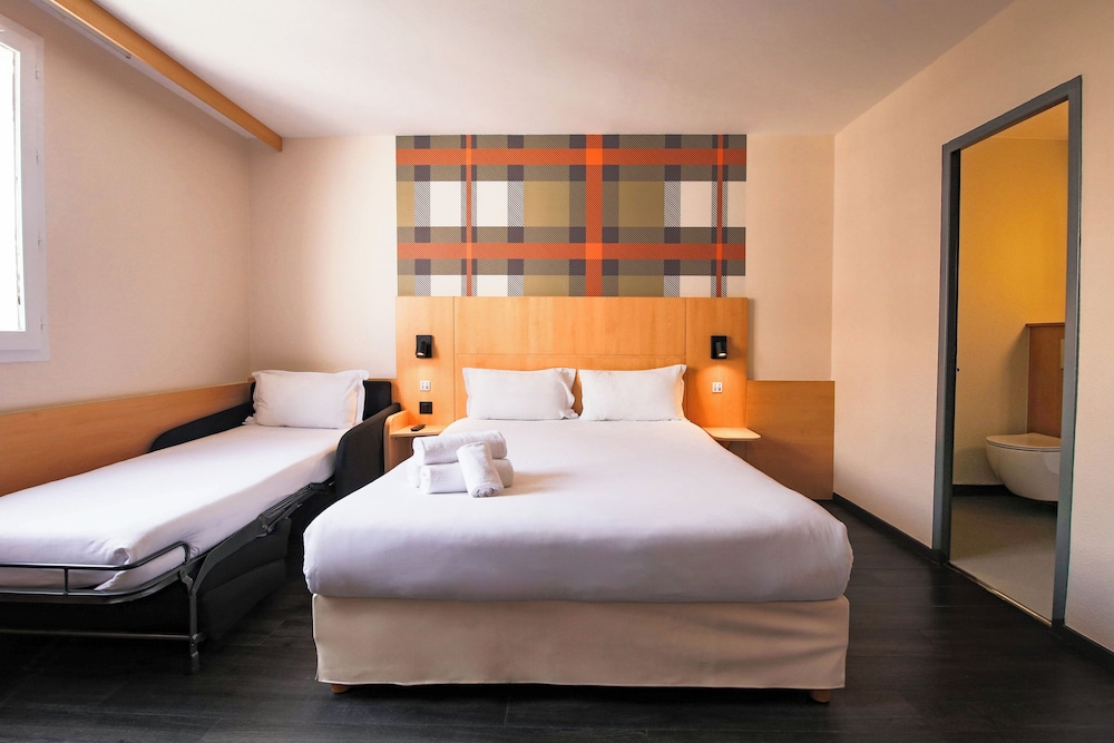 Family Quadruple room with bunkbeds and bathtub - Photo 17