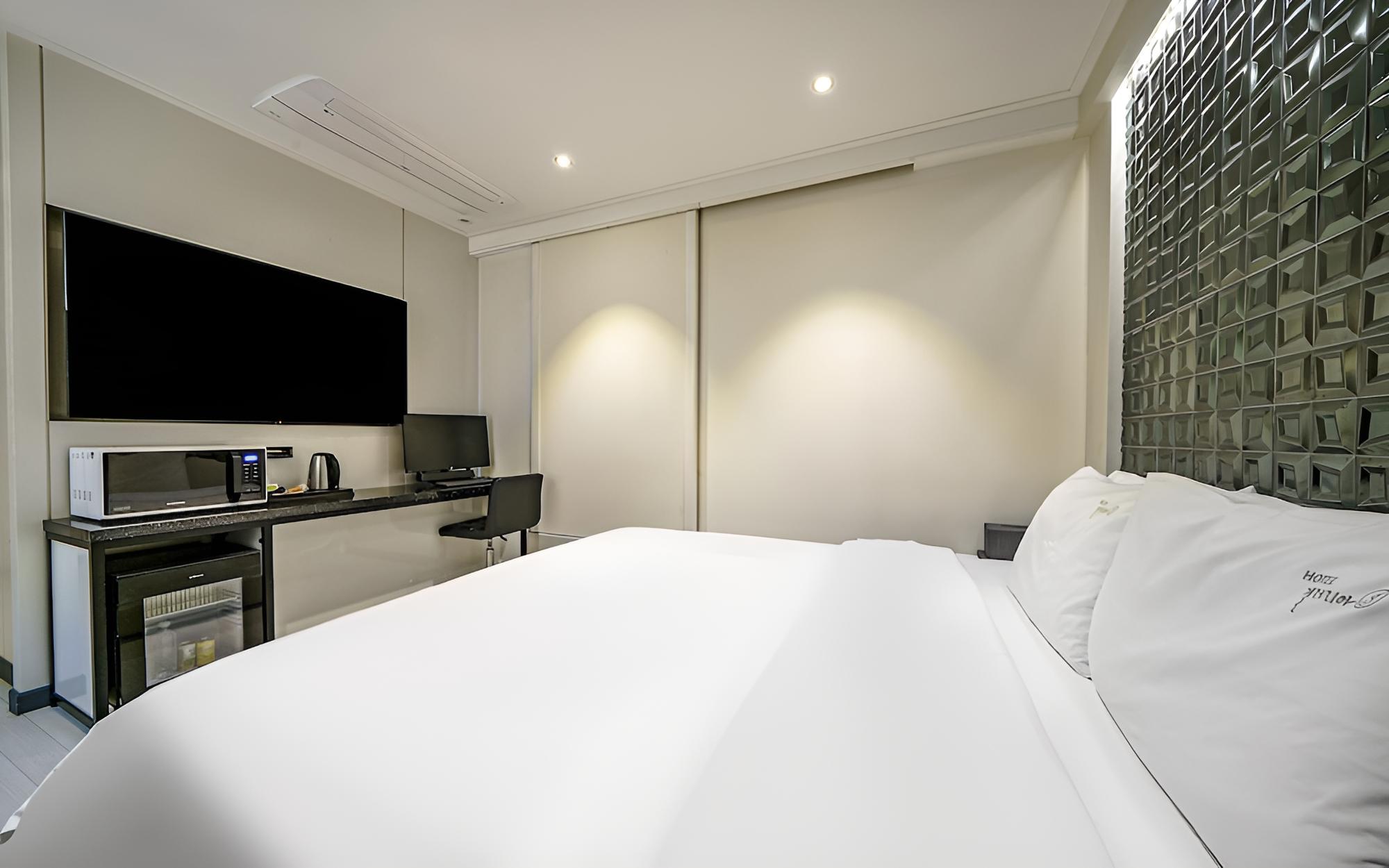 Room (Deluxe Room-Karaoke (Breakfast OTT) ()