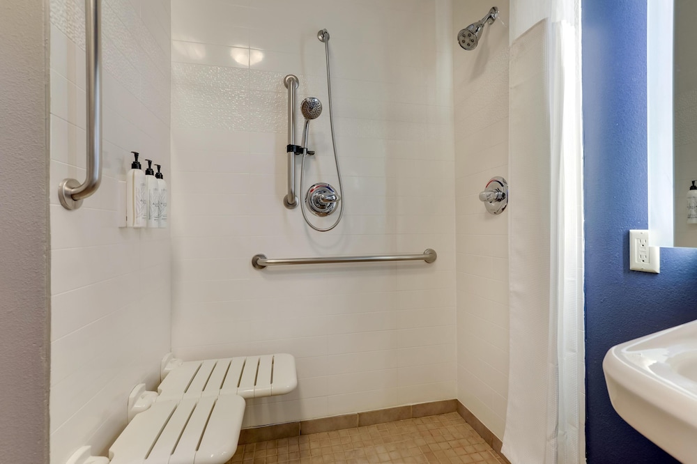 Standard Room, 1 King Bed, Accessible, Refrigerator & Microwave (Walk-in Shower) - Photo 2