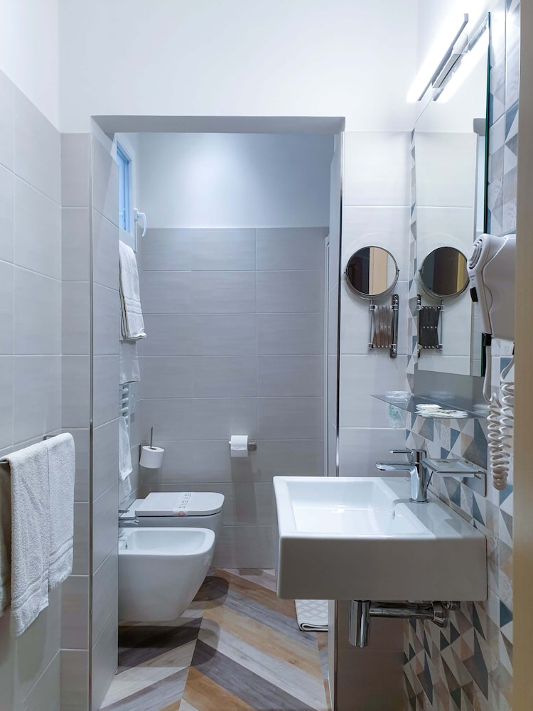 Standard Double or Twin Room - Photo 19