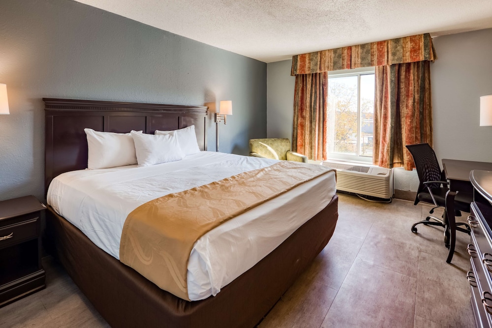 Standard Room, 1 King Bed, Accessible, Refrigerator & Microwave - Photo 9