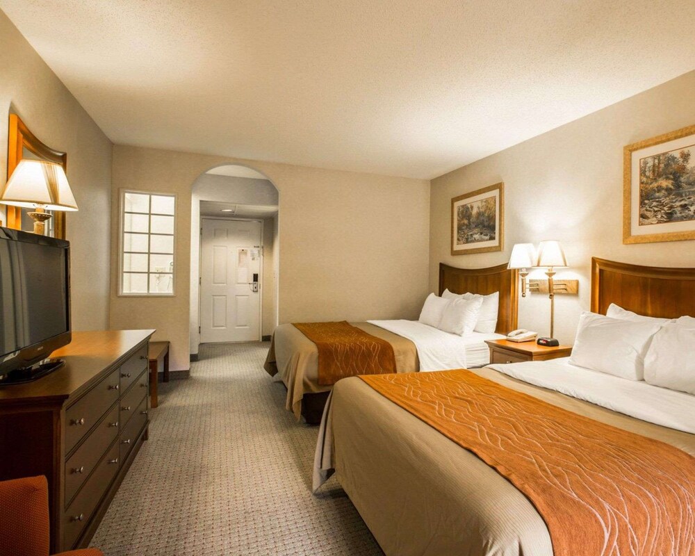 Standard Room, 2 Queen Beds, Smoking - Photo 3