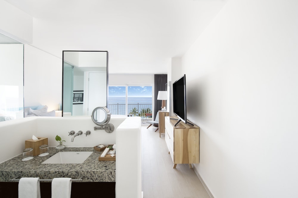 Deluxe Room, 1 King Bed, Non Smoking, Ocean View - Photo 5