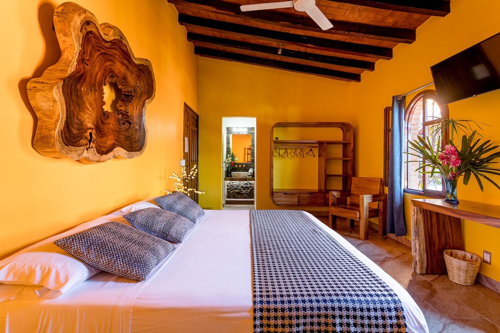 Basic Room, 1 King Bed