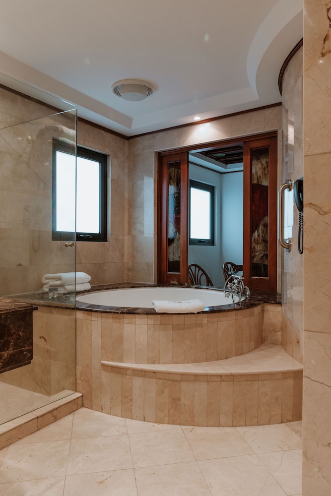 Grand Suite, Hot Tub - Photo 12