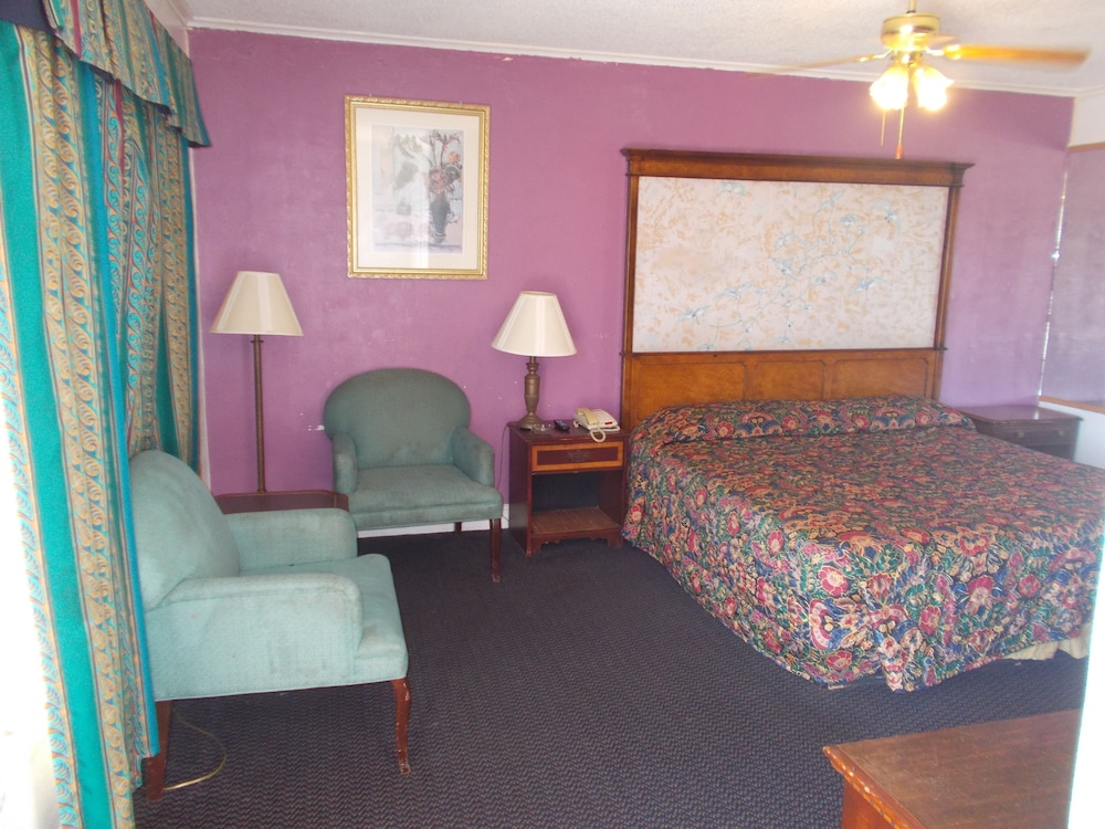 Standard Room, 1 King Bed, Smoking photo 3