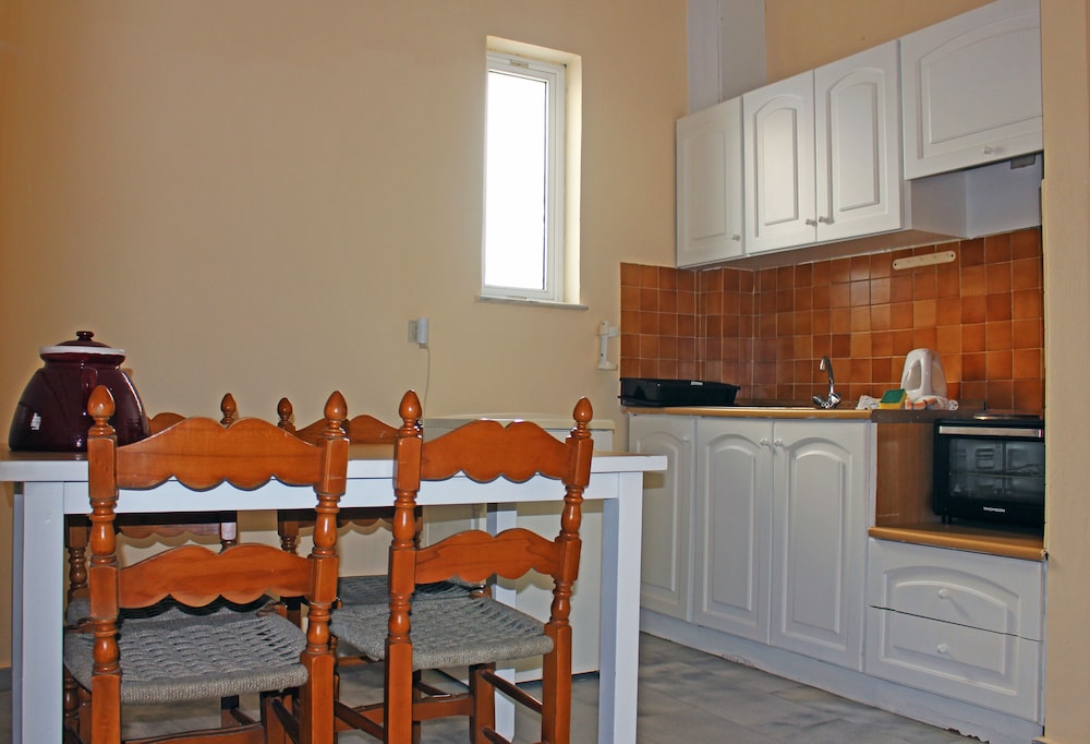 Apartment, 1 Bedroom, Kitchenette (Street Side) photo 2