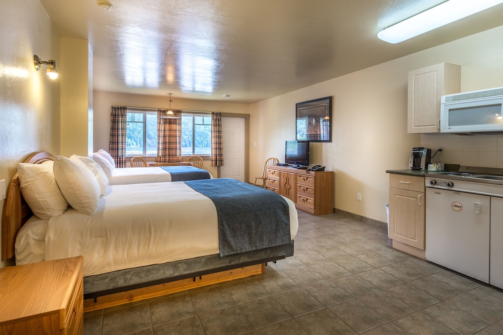 Standard Room, 2 Queen Beds, Kitchenette, Marina View (204) photo 2