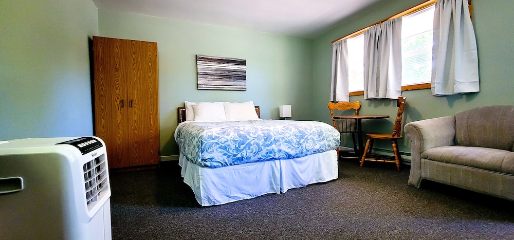 Basic Room, 1 Queen Bed, Non Smoking, Refrigerator & Microwave photo 1