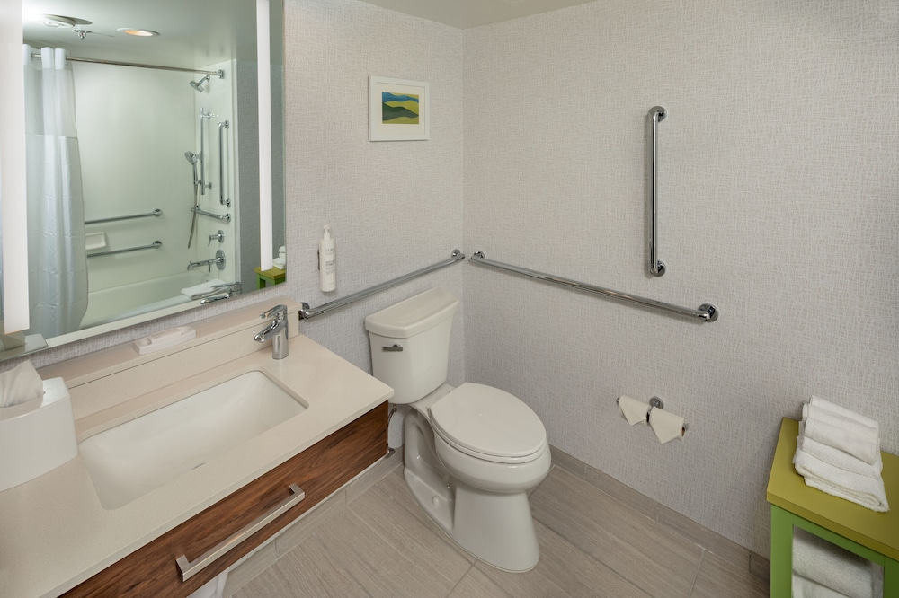 Room, 1 King Bed, Accessible - Photo 3