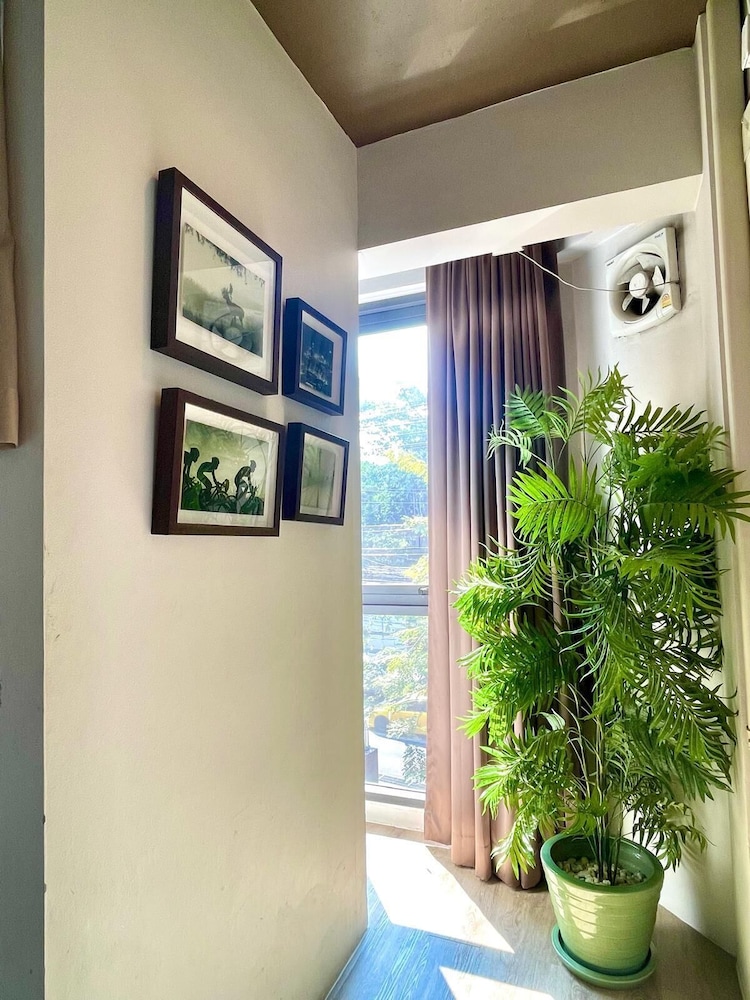 Family Room, Shared Bathroom photo 2