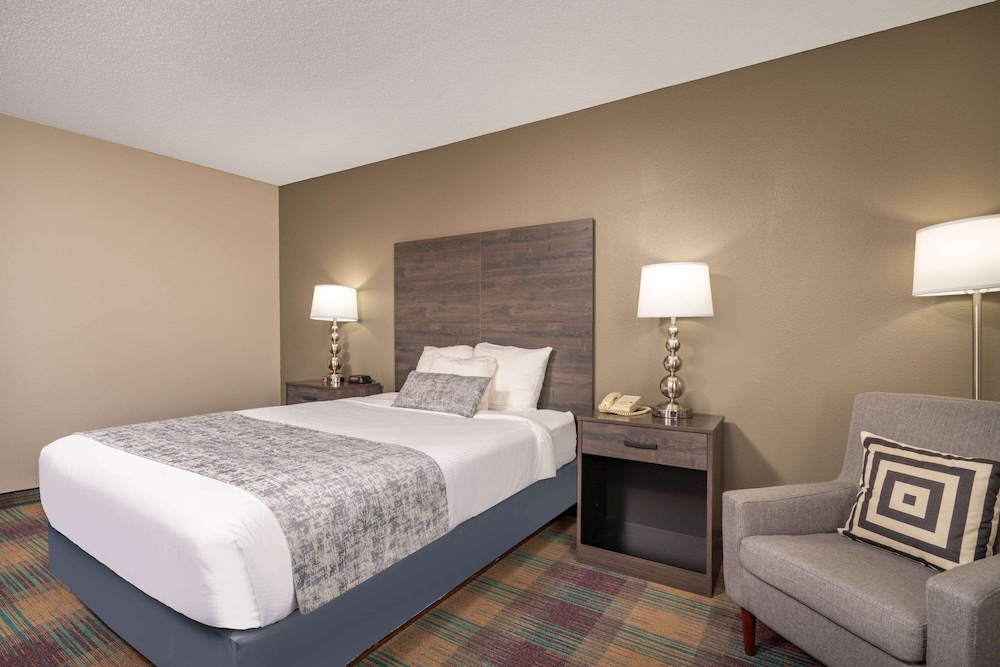Room, 1 Queen Bed, Non Smoking - Photo 2